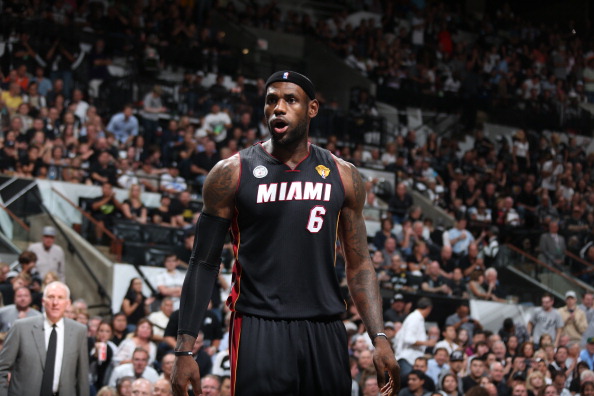 掘金约基奇三双末节爆发（掘金核心约基奇三双 末节强势接管比赛）