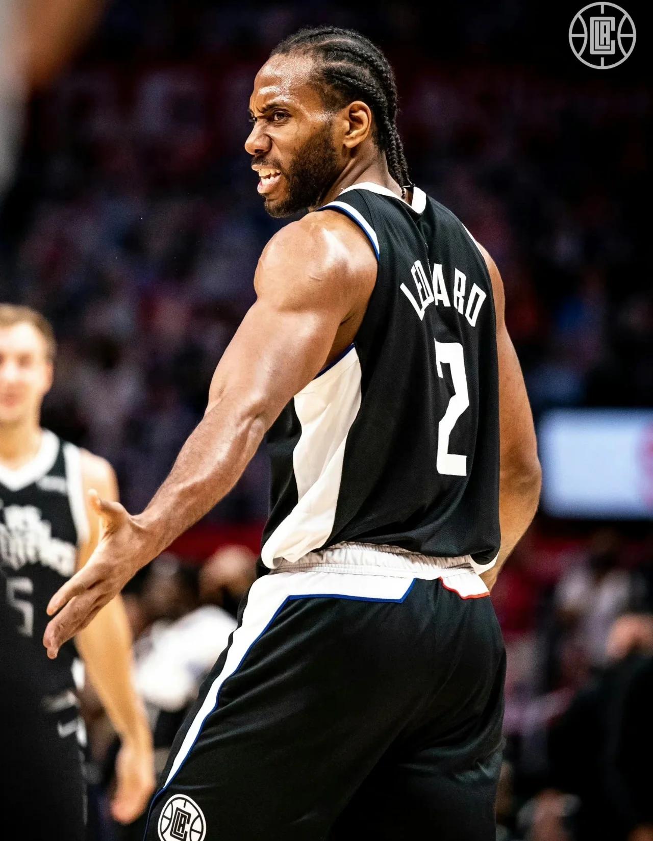 阿劳霍在巴萨已被罚下5次，本世纪仅次于皮克、莫塔和马克斯（阿劳霍在巴萨已染红5次，本世纪仅次于皮克、莫塔与马尔克斯）