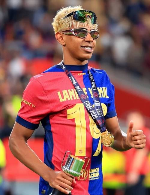 名宿：在我看来莱奥是边锋不是前锋；他配得上米兰10号球衣（名宿：莱奥是边锋而非前锋，配得上米兰10号）