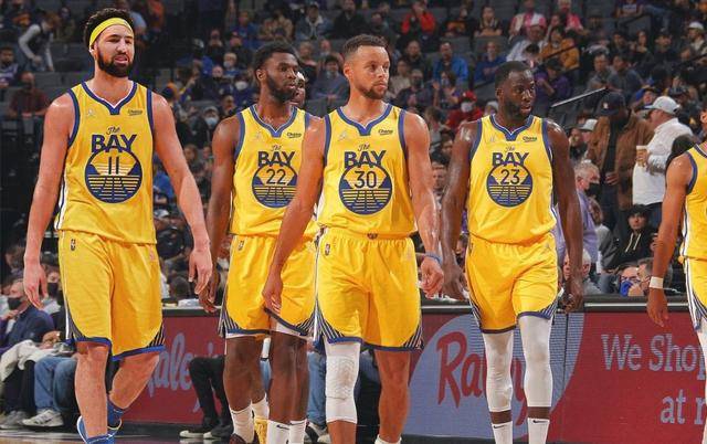 港队主场战新加坡，新加坡球员伤退时担架工作人员忍不住庆祝（港队主场迎战新加坡，新加坡球员伤退之际担架员忍不住欢呼）