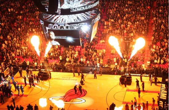 融于池畔，简于形制；瑞典高尔夫球场度假木屋设计（依水相融，形制极简：瑞典高尔夫球场度假木屋设计）