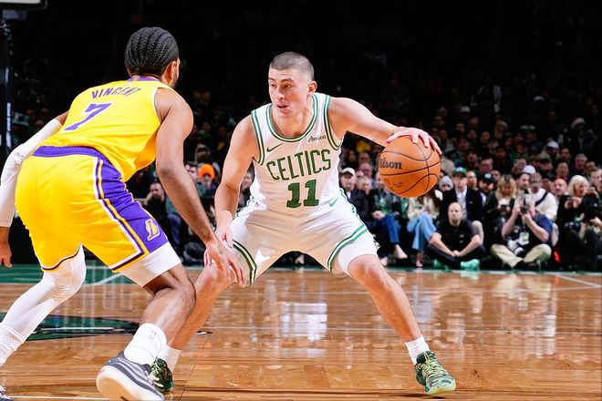 杰伦·布朗本赛季已经10次单节砍下15+，高居联盟第一（杰伦·布朗本季单节15+达成10次，领跑全联盟）