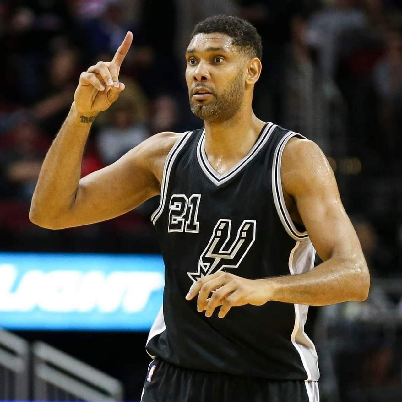 足球西甲双雄同日失分，冠军悬念再次被点燃（西甲双雄同日丢分，冠军之争重燃战火）