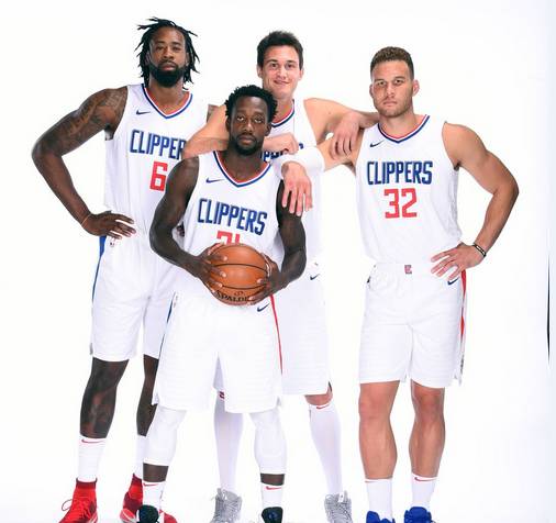 库里三分雨再现，对手毫无办法（库里再掀三分风暴，对手束手无策）