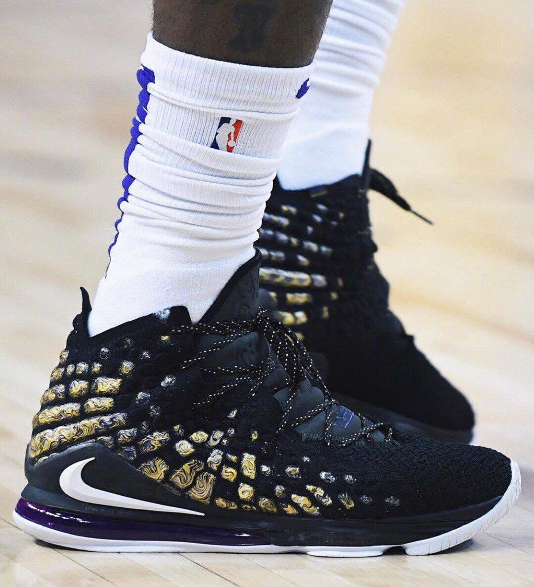 不和谐，太阳报：拜仁球迷在赛前与现场警察和安保发生冲突（太阳报：拜仁球迷赛前与现场警方及安保爆发冲突）