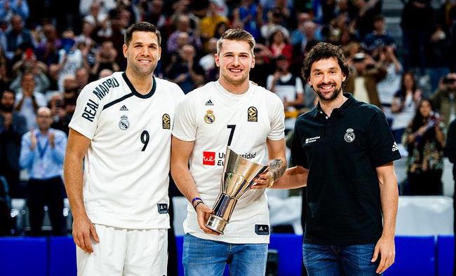 32岁津门虎王牌队长正式转会上港，亚冠首轮亮相柔佛引关注（32岁津门虎王牌队长官宣加盟上港，亚冠首战对阵柔佛备受关注）