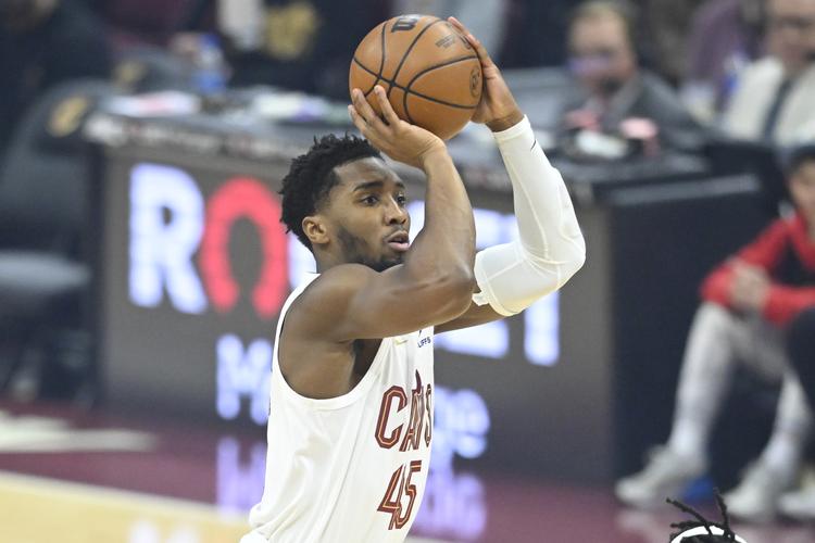 转会窗：尤文国米竞争21岁后卫，麦肯尼续约博弈（转会动态：尤文与国米争抢21岁后卫，麦肯尼续约谈判胶着）