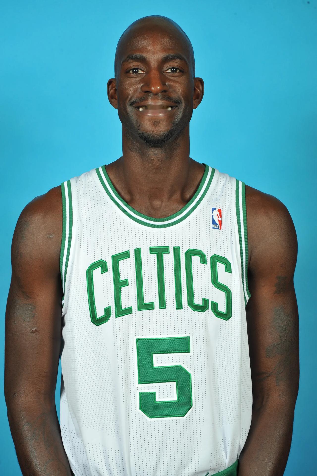 重拳打到对手没有还手之力，裁判无奈结束比赛干净版（重拳压制对手无力还击，裁判果断终止比赛(干净版)）